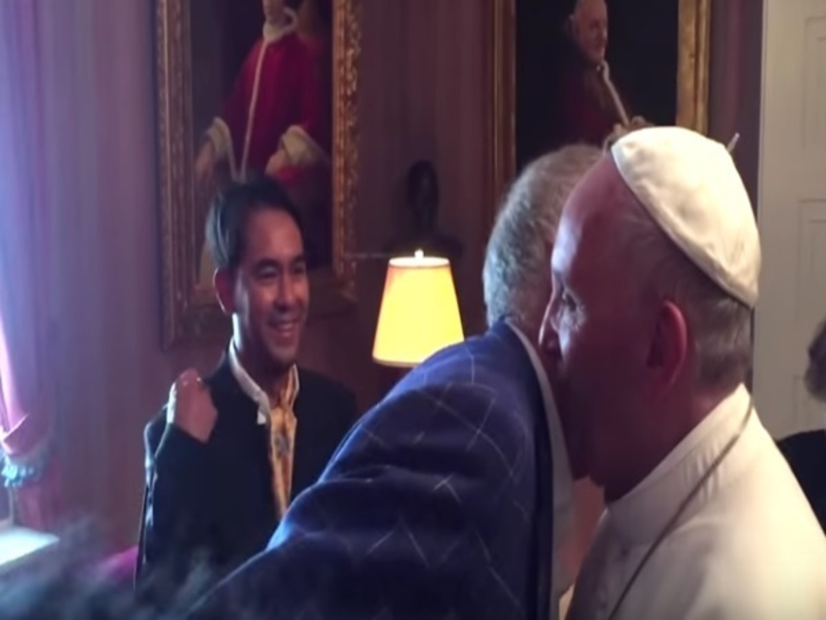 Βίντεο: Η συνάντηση του Πάπα Φραγκίσκου με φιλικό του ζευγάρι ομοφυλόφιλων