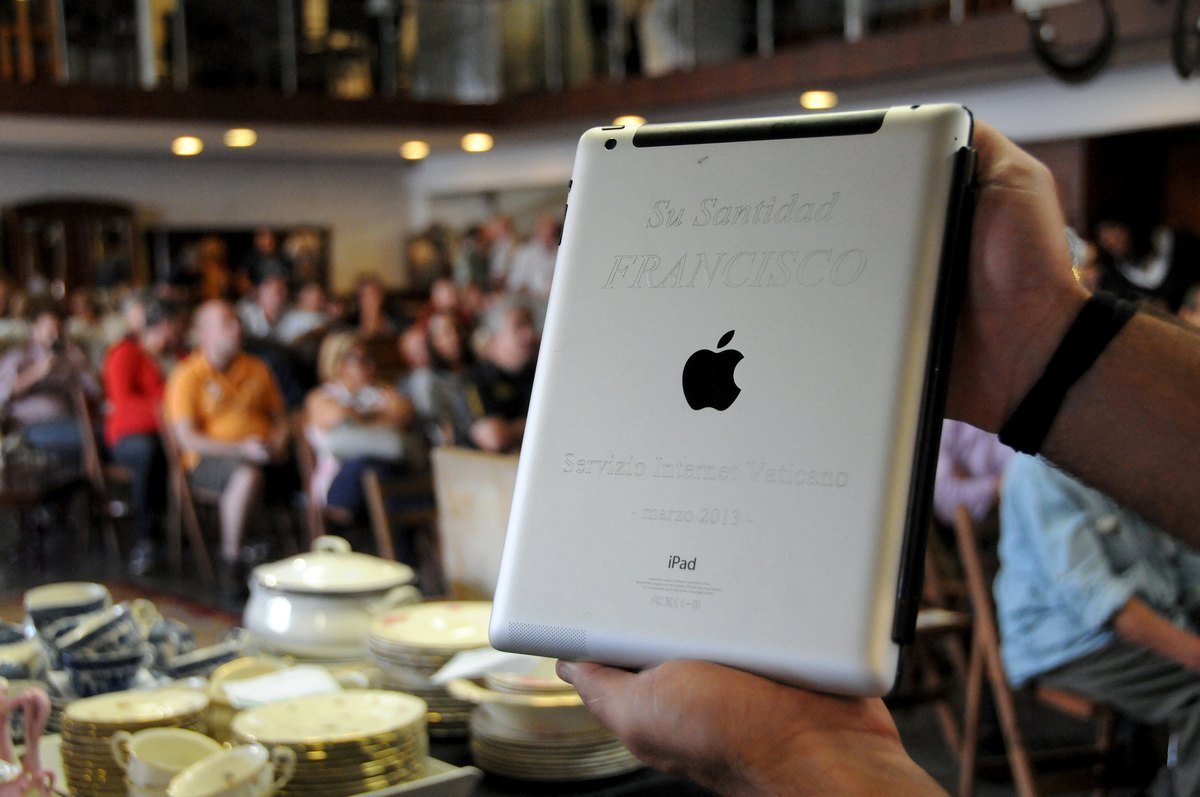 30.500€ για το… “άγιο” iPad του Πάπα Φραγκίσκου!