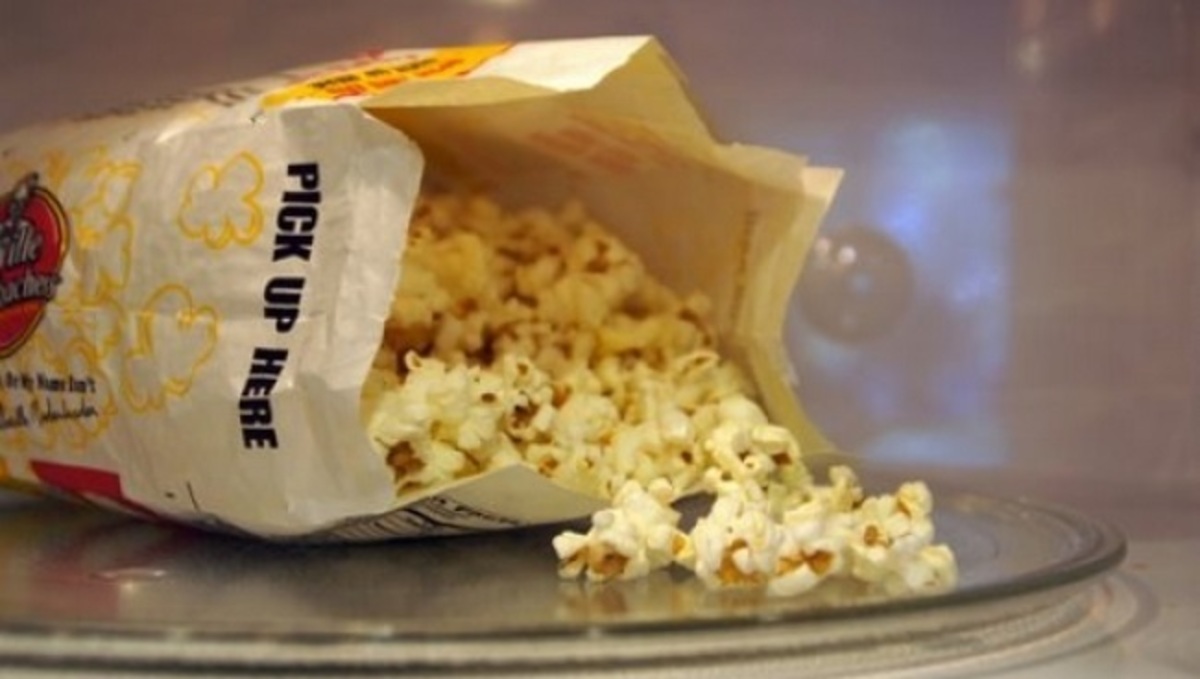 Από τι κινδυνεύετε αν τρώτε ποπ κορν στα μικροκύματα