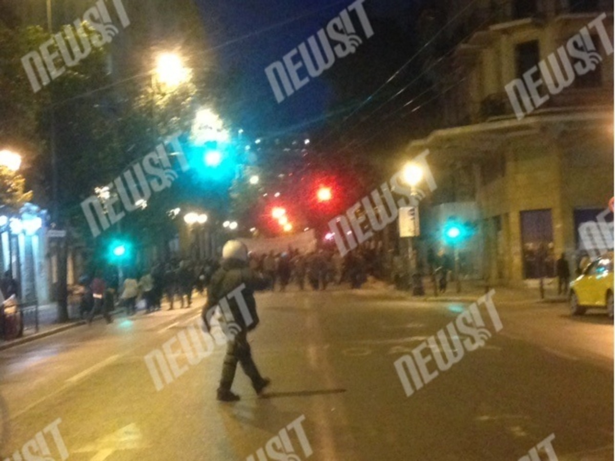 Ηρέμησαν τα πνεύματα στο κέντρο μετά το… ντου στο μνημείο του Άγνωστου Στρατιώτη