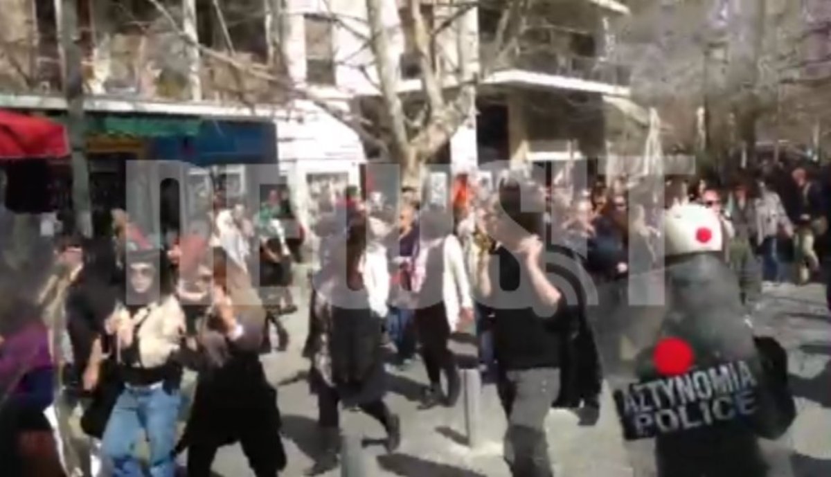 Τουρίστες και… ΜΑΤ