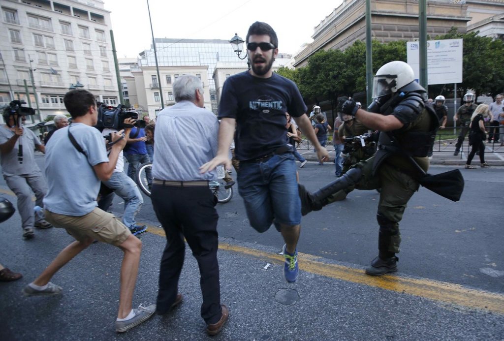 Συμπλοκές μελών της ΑΝΤΑΡΣΥΑ με δυνάμεις των ΜΑΤ