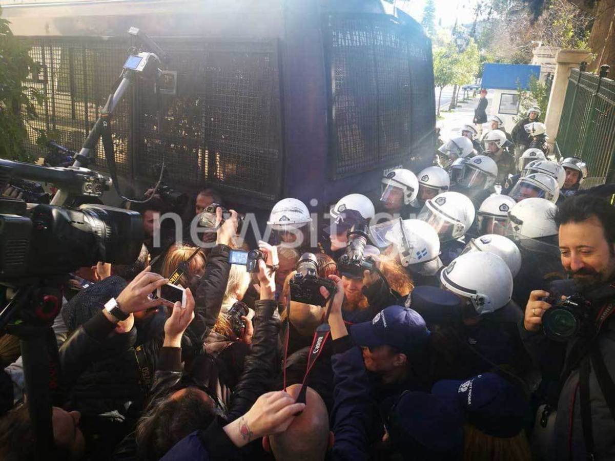 Πέταξαν τα κίτρινα γάντια στους αστυνομικούς και έφυγαν [vid]