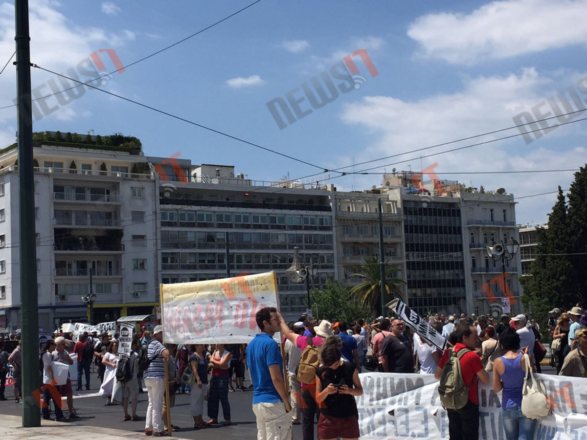 Εξω από τη Βουλή η πορεία της ΑΔΕΔΥ – ΦΩΤΟ