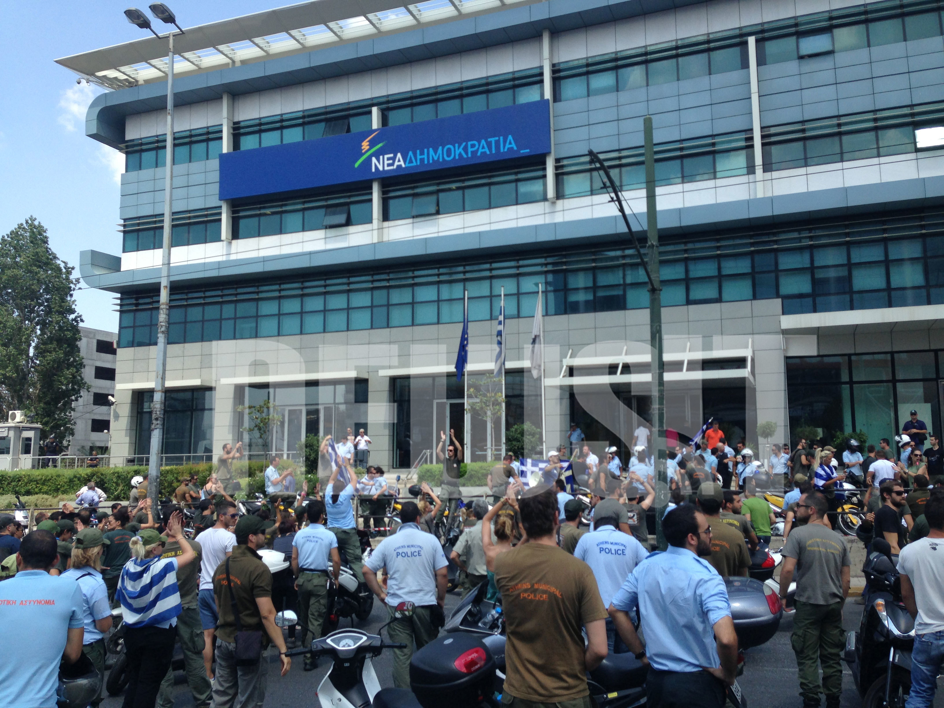 Στην είσοδο των γραφείων της ΝΔ ΦΩΤΟ NEWSIT