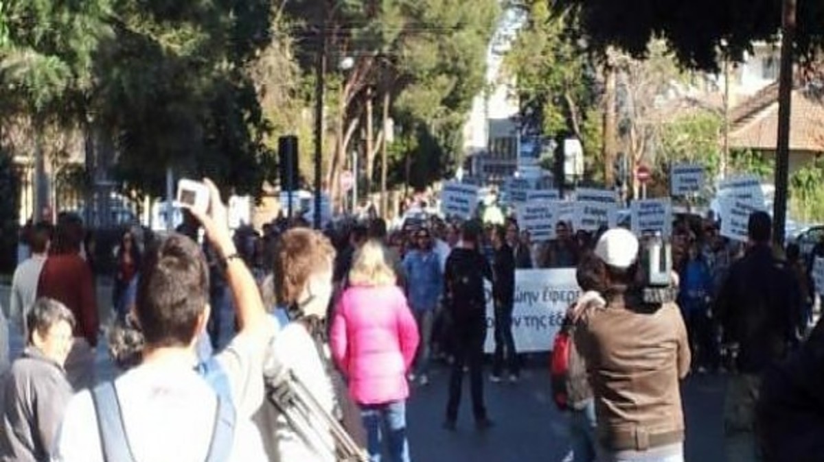 Έριξαν μαλλιά προβάτων στην είσοδο της Bουλής – Προπηλάκισαν το Γιώργο Λιλλήκα