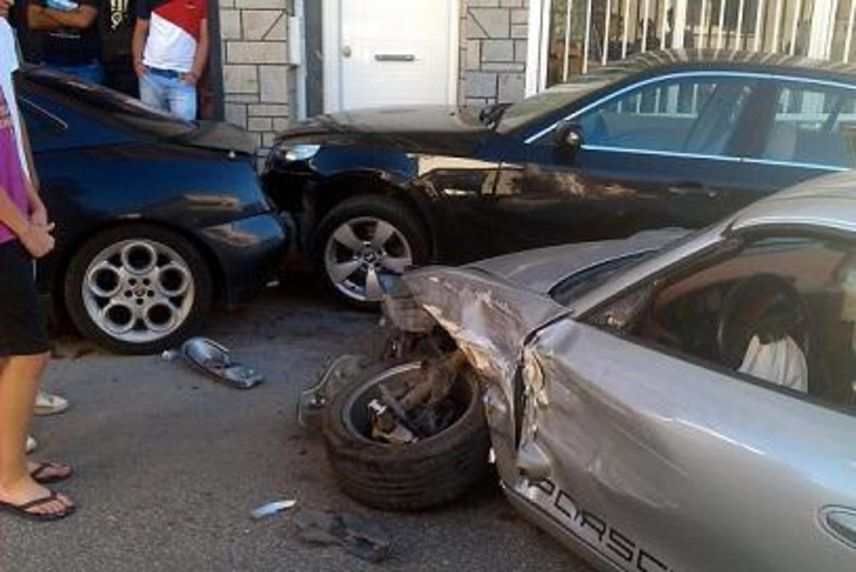 Στούκαρε την Πόρσε σε μια Alfa Romeo, μια BMW κι ένα τζιπ! (ΦΩΤΟ)