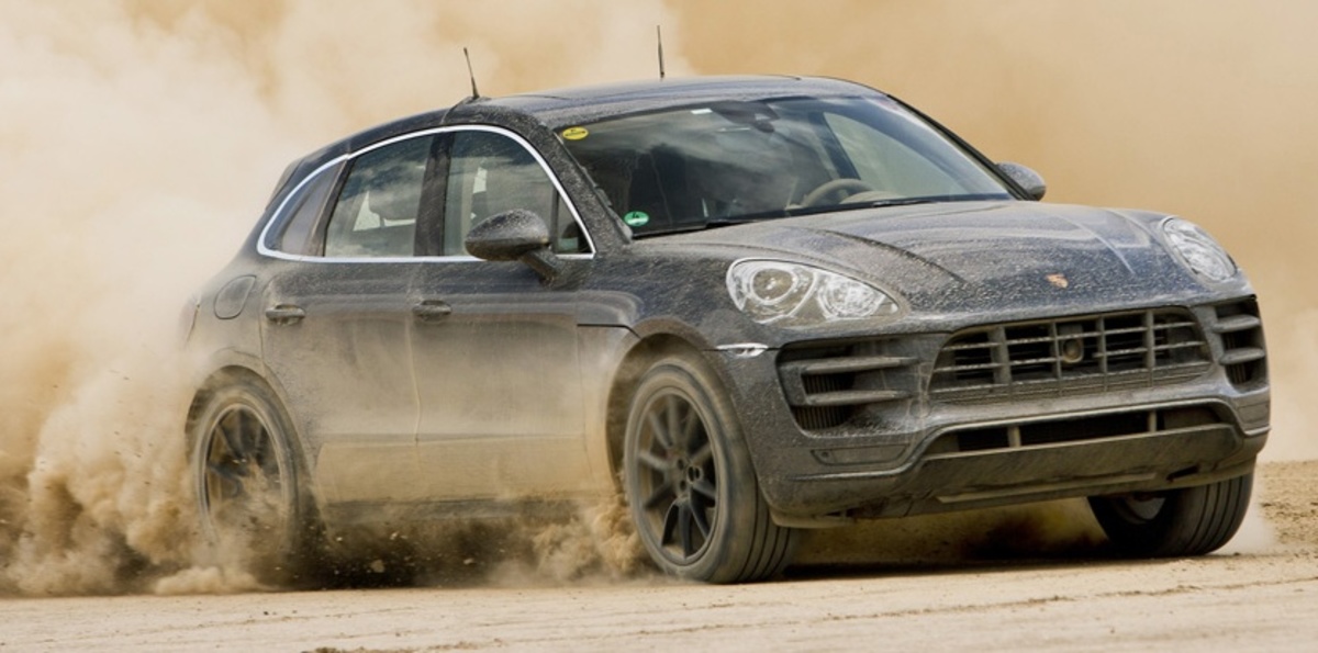 H νέα Porsche Macan «καταπίνει» αμμόλοφους στην έρημο (VIDEO)