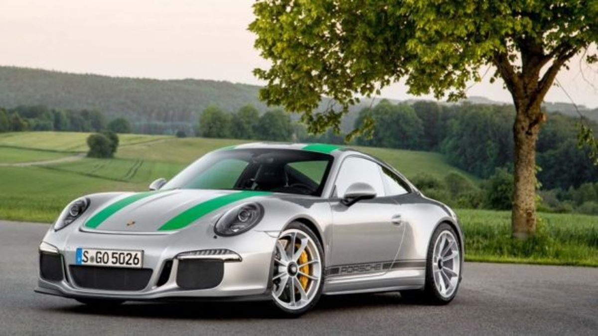 H Porsche τα βάζει με τους κερδοσκόπους πελάτες της
