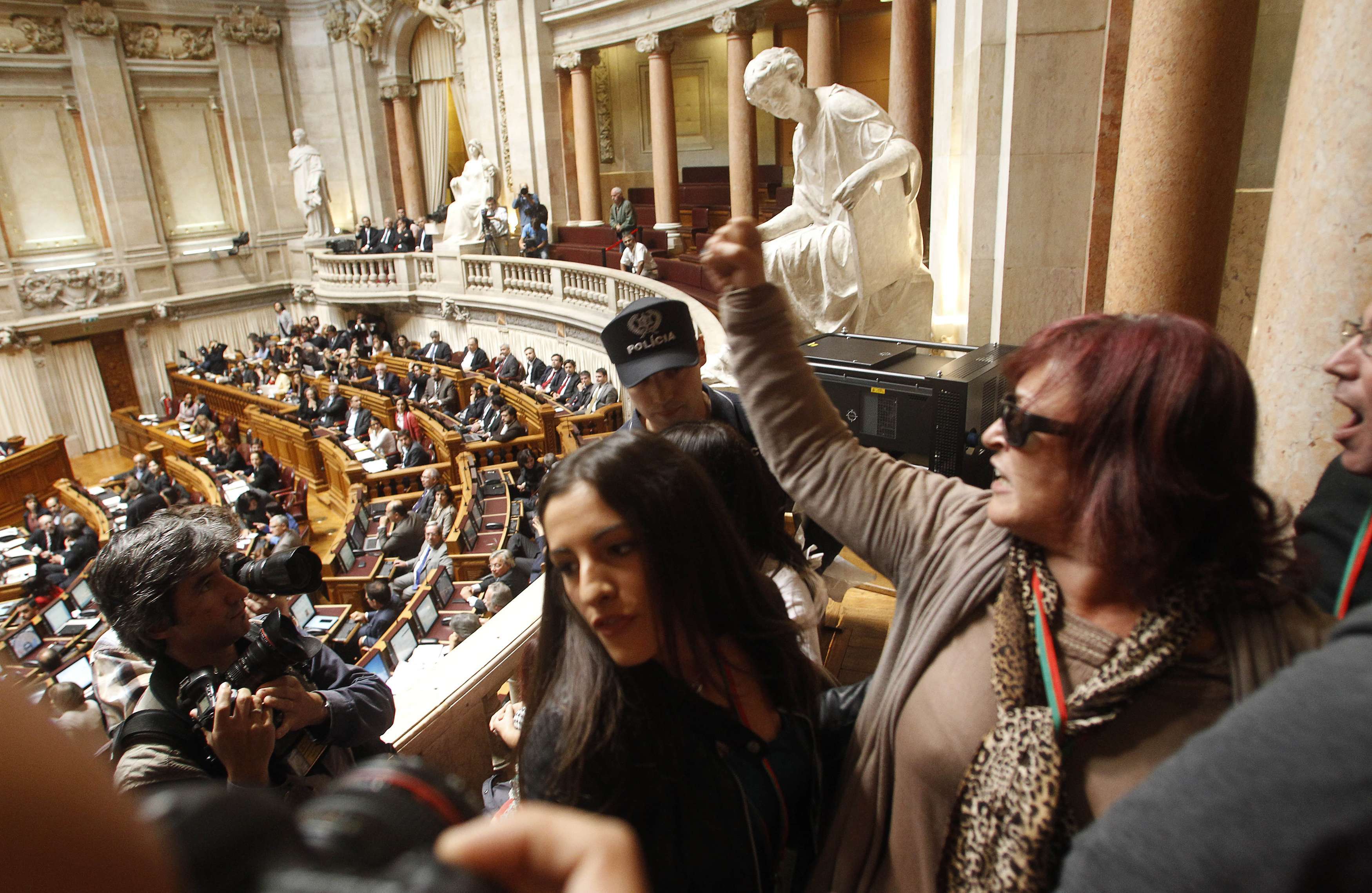 Οργισμένοι Πορτογάλοι εισέβαλαν στο κοινοβούλιο κατά την ψήφιση του προϋπολογισμού του 2014