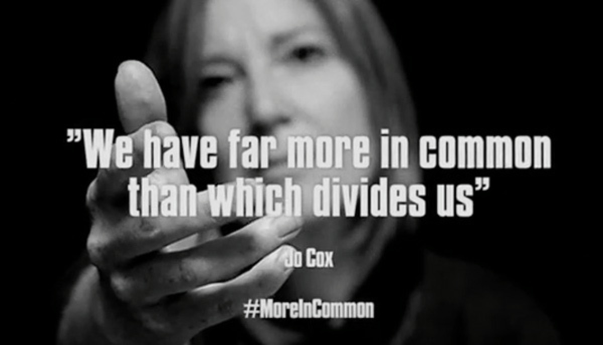 Οι Portishead συγκλονίζουν τιμώντας τη μνήμη της Jo Cox – ΒΙΝΤΕΟ