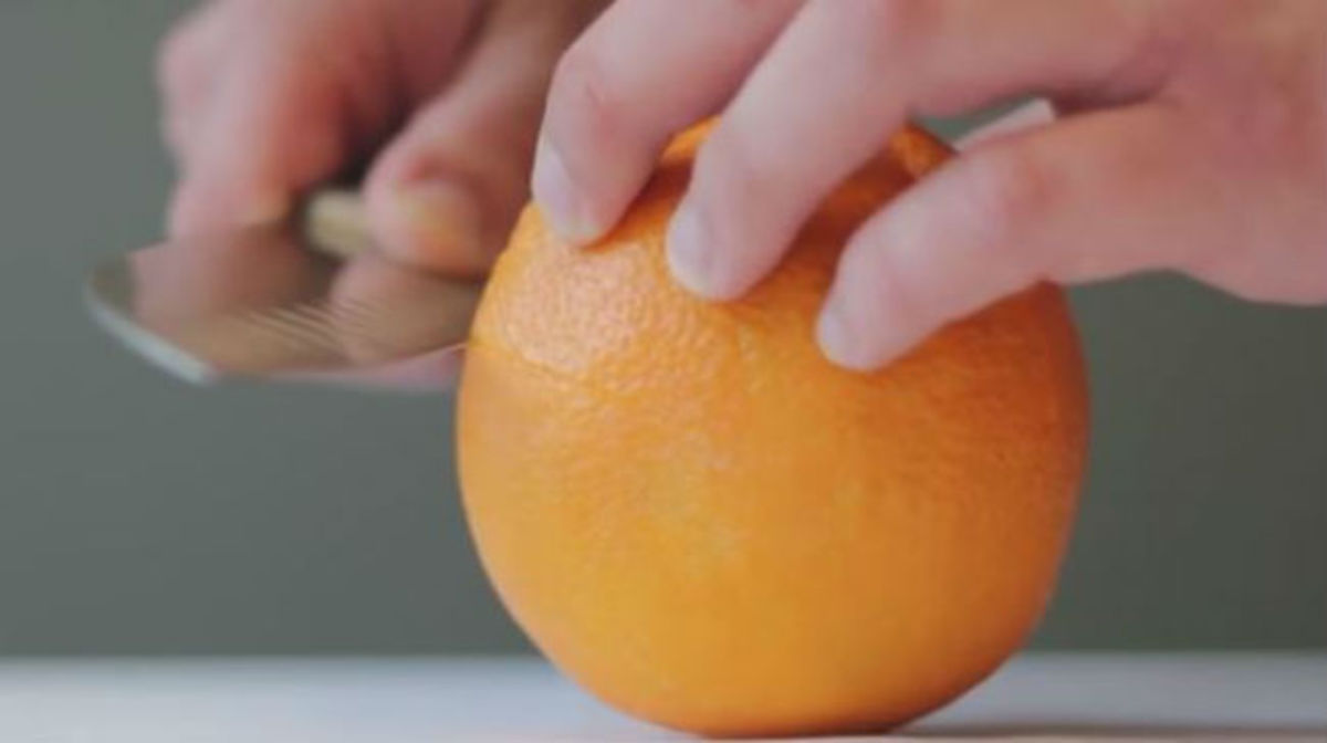 Ο εύκολος τρόπος για να φτιάξετε ένα κερί από… πορτοκάλι (ΒΙΝΤΕΟ)