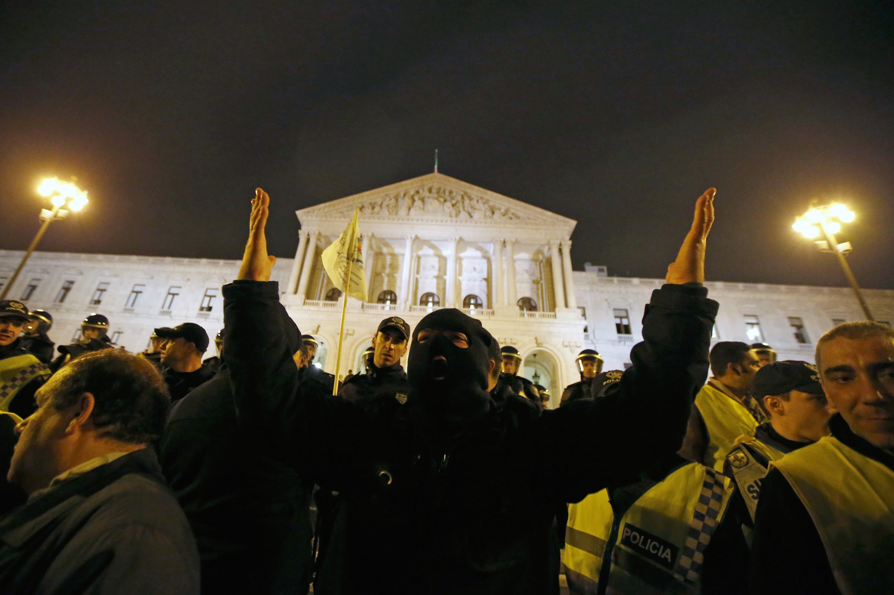 Αστυνομικοί εναντίον αστυνομικών σε διαδήλωση για τις περικοπές – ΦΩΤΟ