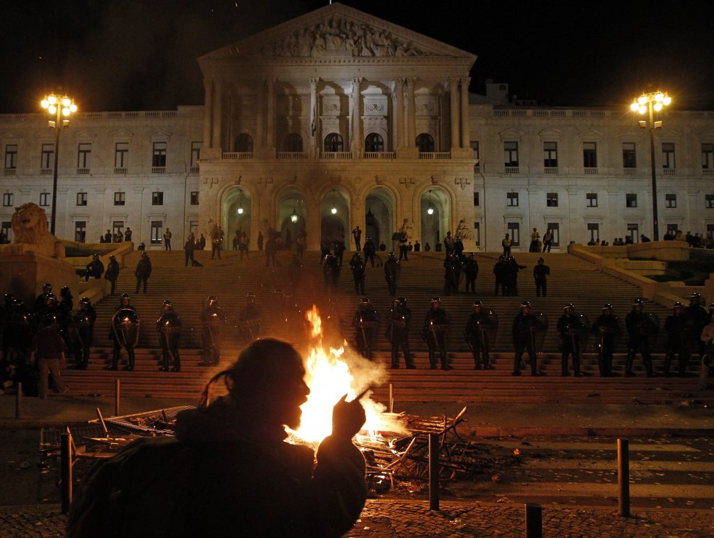 11 τραυματίες από συγκρούσεις διαδηλωτών-αστυνομίας στην Πορτογαλία