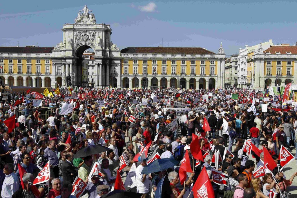 Χιλιάδες Πορτογάλοι στους δρόμους για τα μέτρα λιτότητας