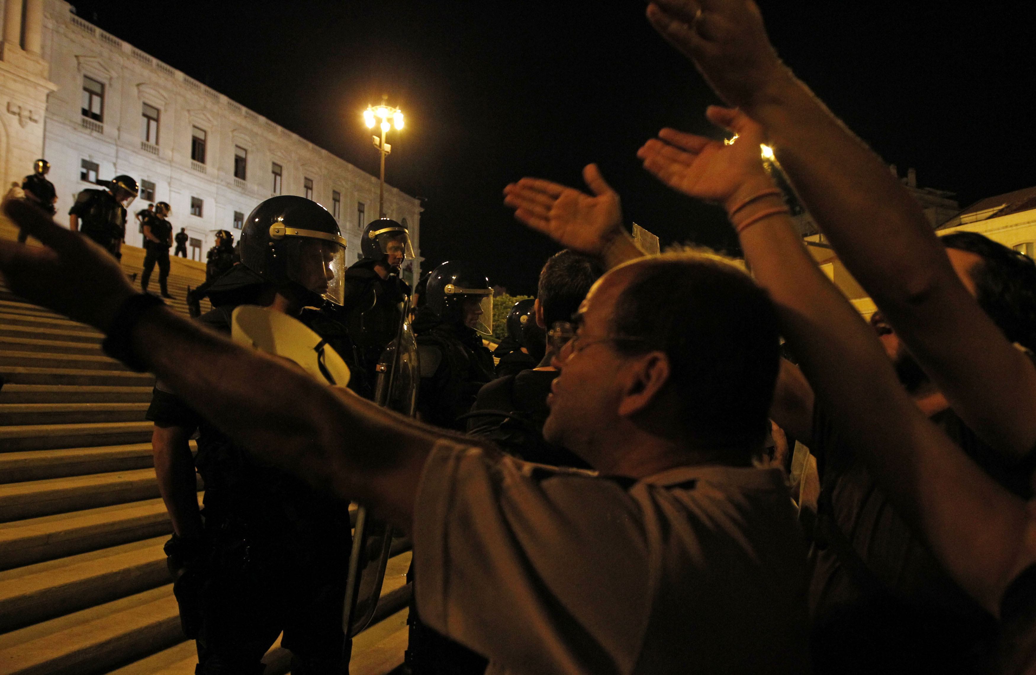 Ξανά στους δρόμους χιλιάδες Πορτογάλοι κατά των μέτρων