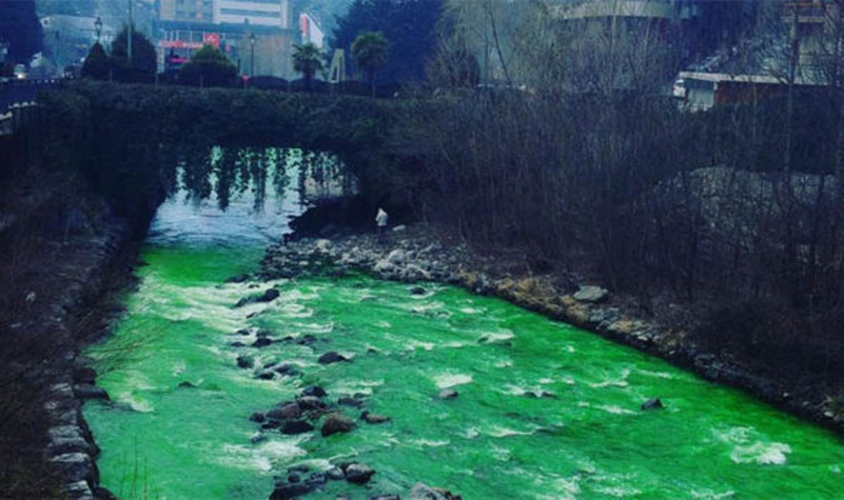 Πανικός στην Ισπανία με ποταμό που έγινε πράσινος! [pics, vid]