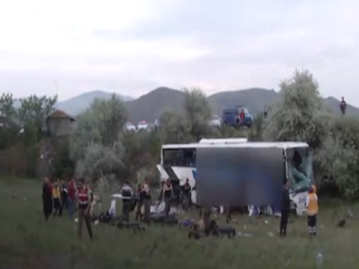 Τουλάχιστον οκτώ νεκροί και 34 τραυματίες από ανατροπή λεωφορείου στην Τουρκία [vid]