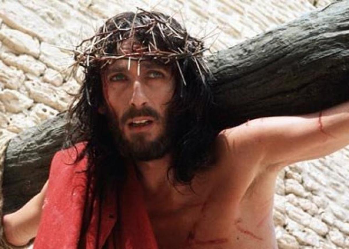 Αποκάλυψη για τον “Ιησού από τη Ναζαρέτ”: Κινδύνευσε να τραυματιστεί σοβαρά στη σκηνή της Σταύρωσης ο Πάουελ
