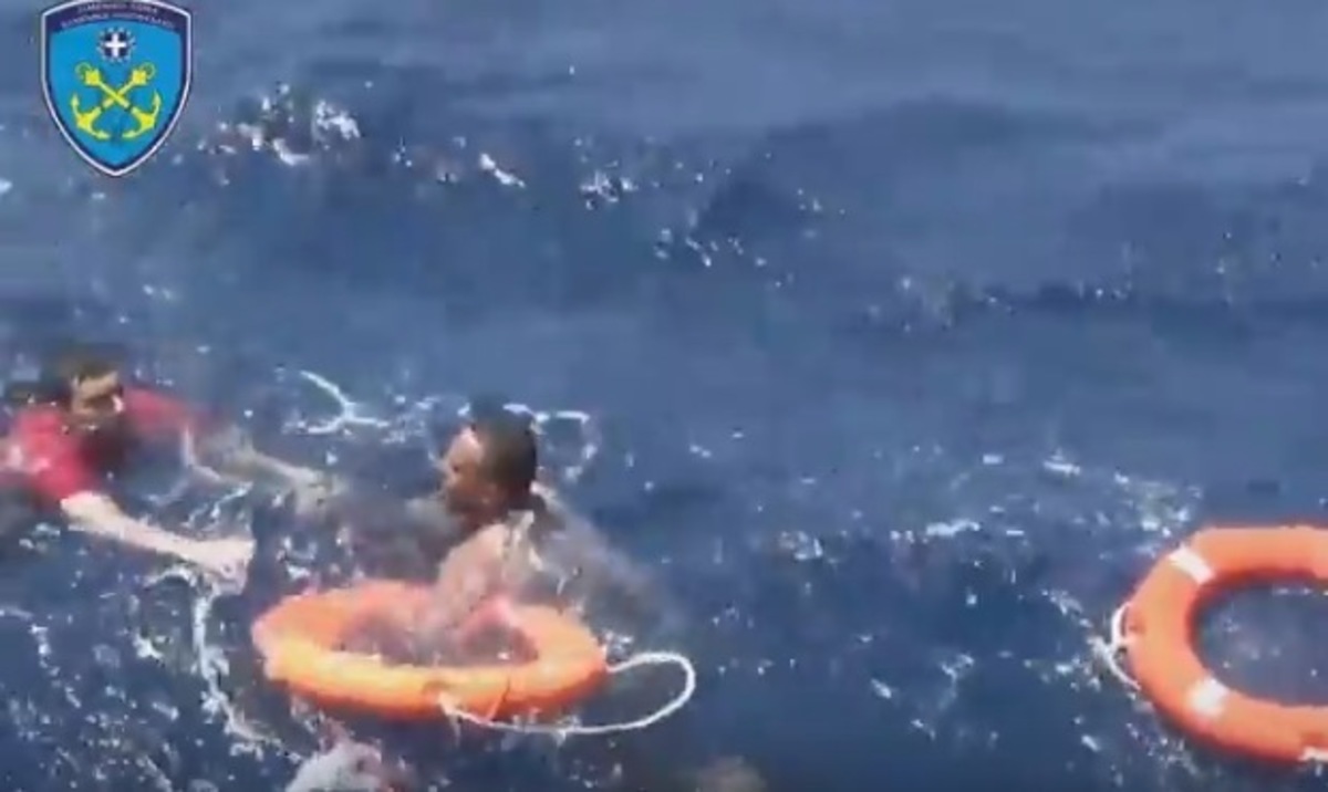 Συγκλονιστικές εικόνες! Η διάσωση των προσφύγων από το πρωινό ναυάγιο [vid]