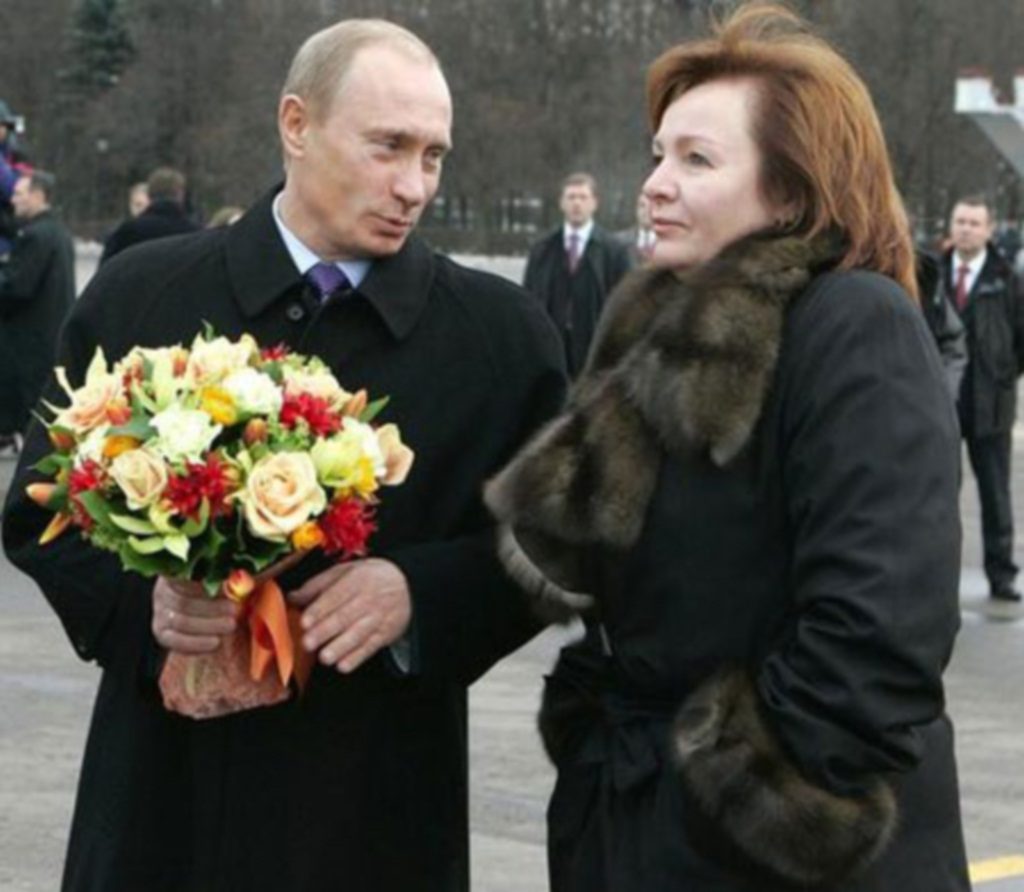 Άπιστος και βίαιος σύζυγος ο Ρώσος πρωθυπουργός