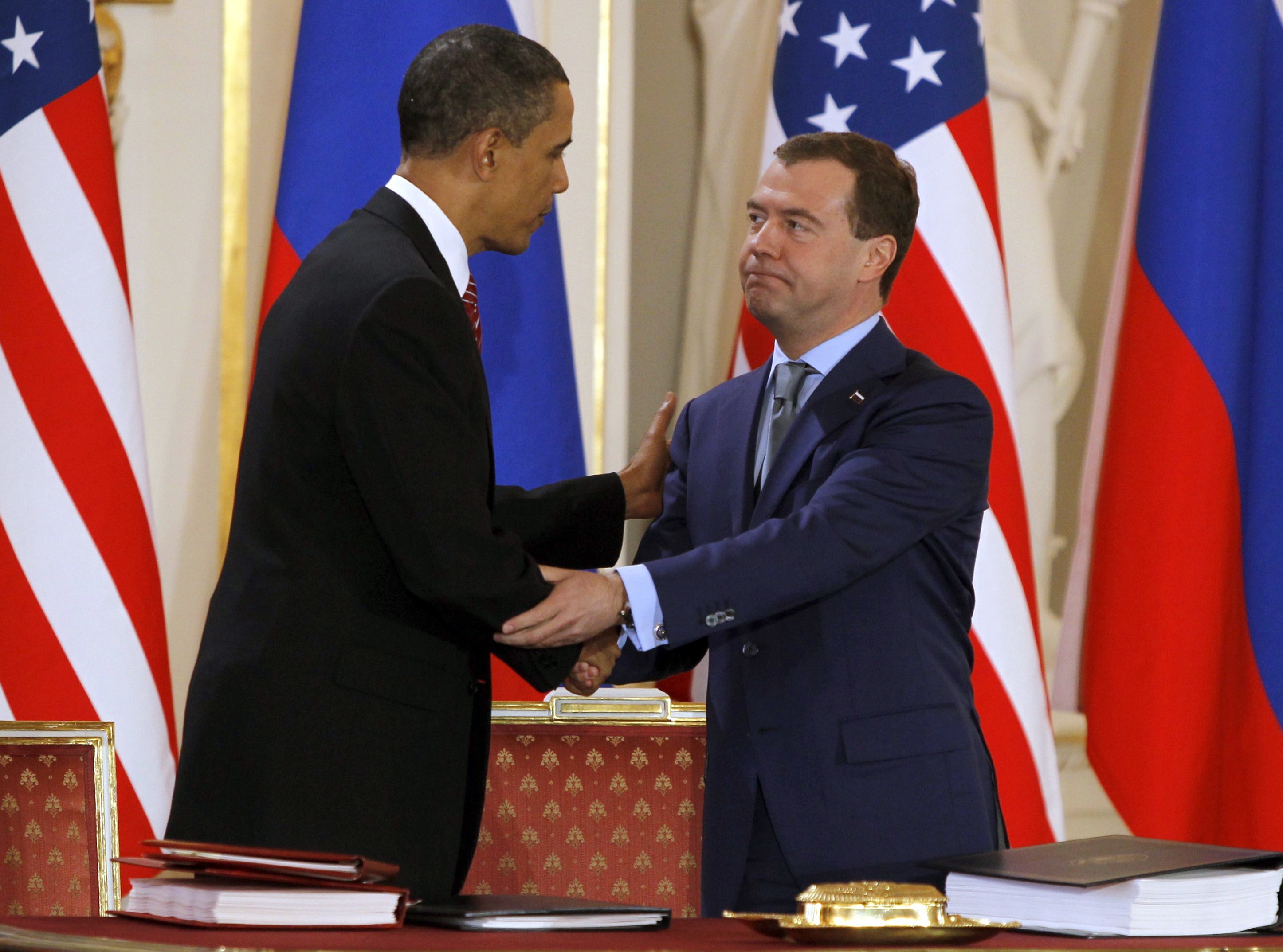 Μπαράκ Ομπάμα και Ντιμίτρι Μεντβέντεφ δίνουν τα χέρια μετά την υποφραφή της συμφωνίας. ΦΩΤΟ REUTERS