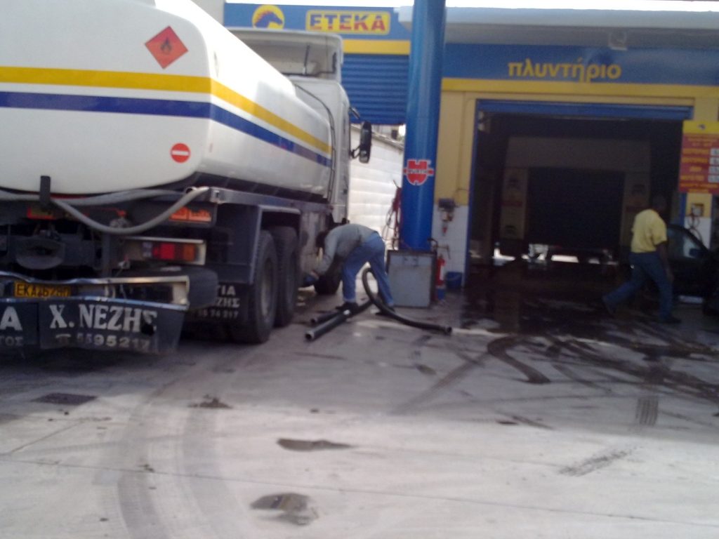 Αδεια από κόσμο σήμερα τα πρατήρια