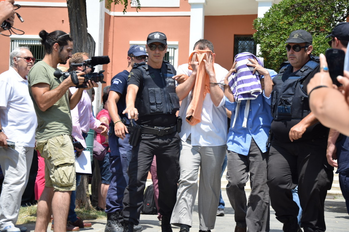 Κρίσιμες ώρες για τους 8 Τούρκους στην Αλεξανδρούπολη – Τρέμουν για τη ζωή τους – Προτιμούν να είναι κλεισμένοι στο κρατητήριο παρά να αθωωθούν
