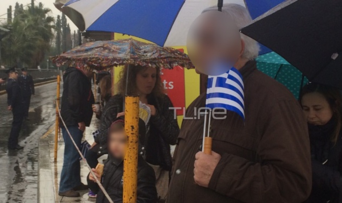 Μαντέψτε ποιος ηθοποιός βρέθηκε στην παρέλαση, παρά τη βροχή!