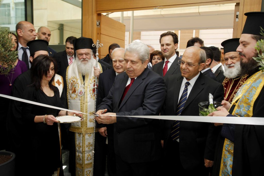 Ο πρόεδρος της Κύπρου Δ. Χριστόφιας κόβει τον κορδέλα στο νέο κτίριο. ΦΩΤο EUROKINISSI