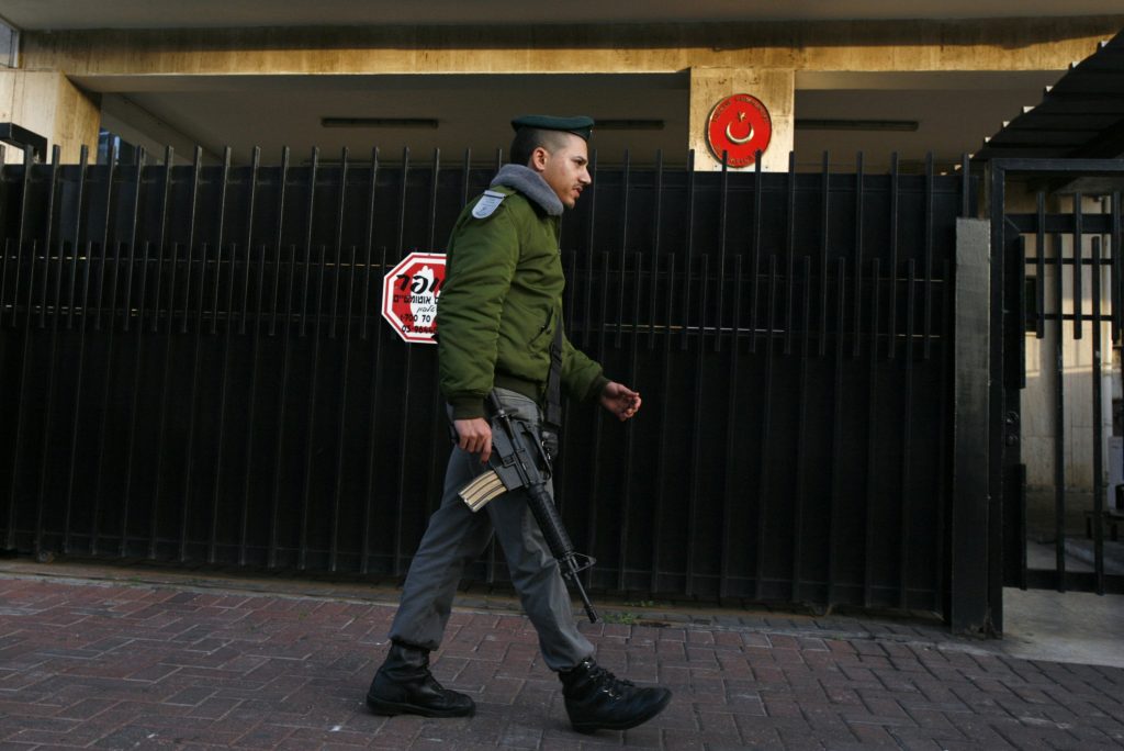 Ισραηλινός στρατιώτης έξω από την πρεσβεία της Τουρκίας στο Τελ Αβίβ. ΦΩΤΟ REUTERS