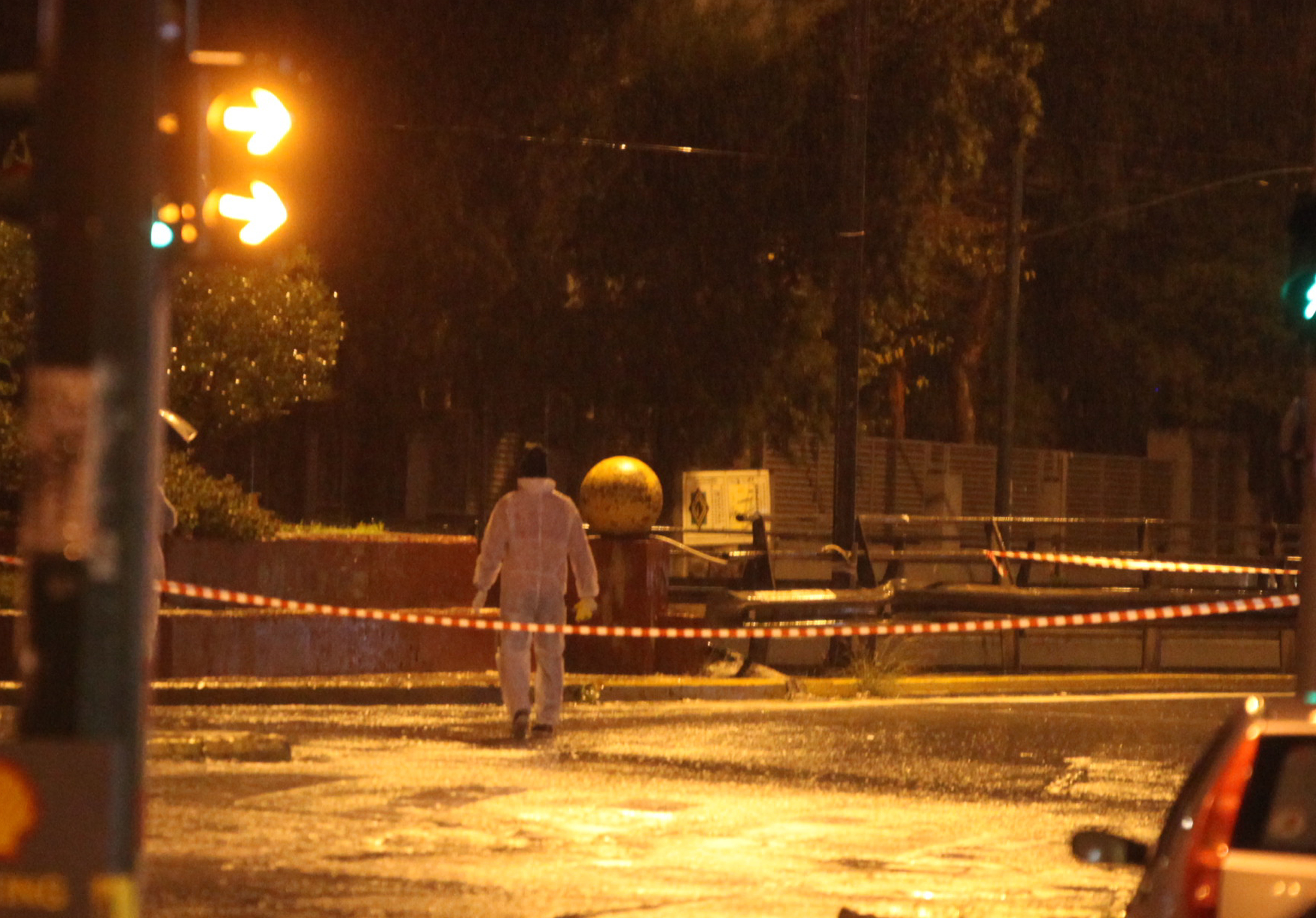 Φωτογραφίες από το σημείο της επίθεσης στην πρεσβεία του Ισραήλ