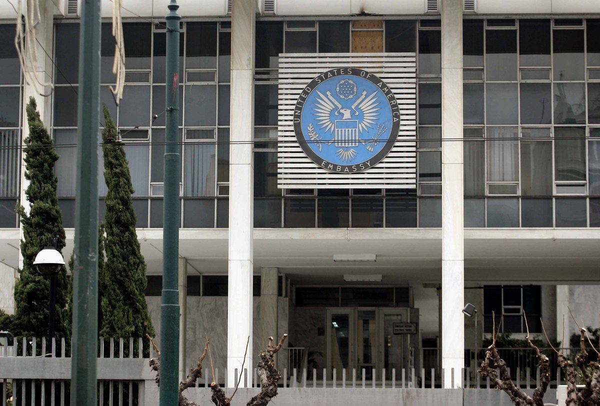 “Άνθρακας” ο συναγερμός για το ύποπτο δέμα έξω από την πρεσβεία των ΗΠΑ