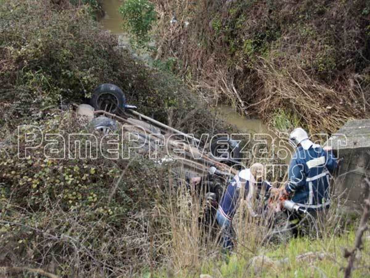 Πρέβεζα: Συγκινεί ο σκύλος που έμεινε στο πλάι του τραυματισμένου αφεντικού του (ΦΩΤΟ)