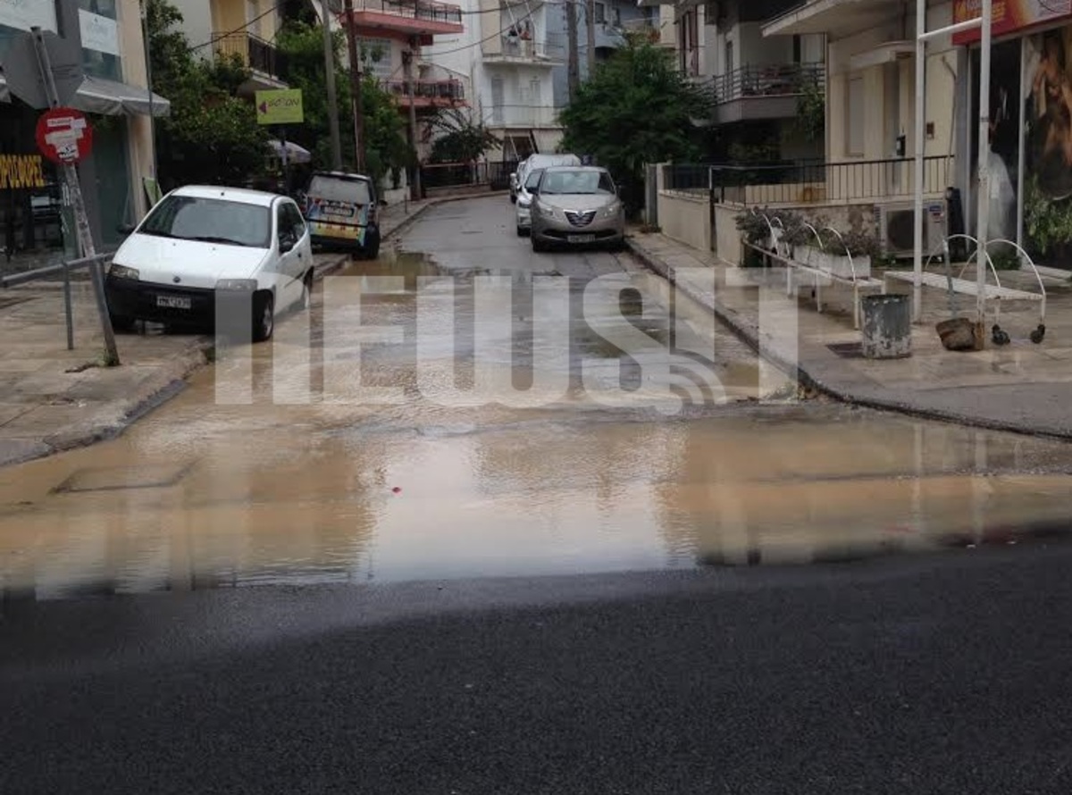 Οι περιοχές που θα χτυπηθούν τις επόμενες ώρες από την κακοκαιρία – Τα ορμητικά νερά εγκλώβισαν οδηγό αυτοκινήτου στη Γλυφάδα