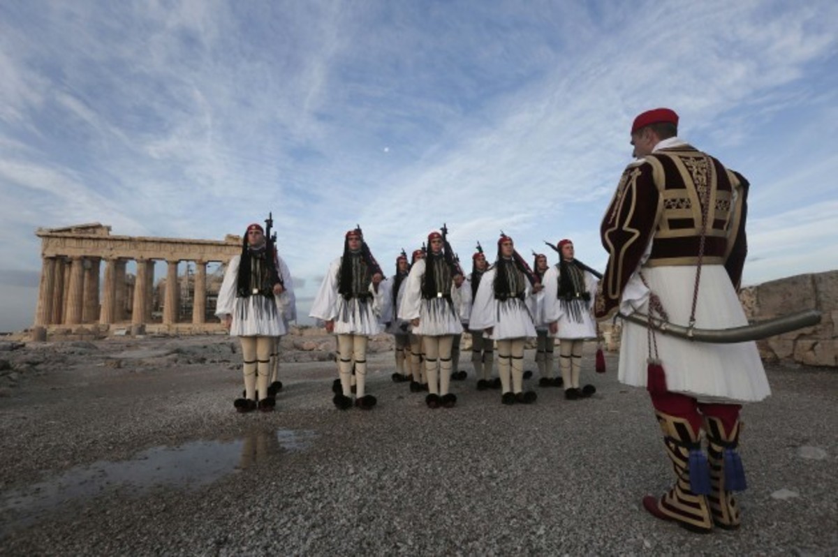 Στολές της προεδρικής φρουράς, χαρακτηρίστηκαν νεώτερα μνημεία – ΦΩΤΟ
