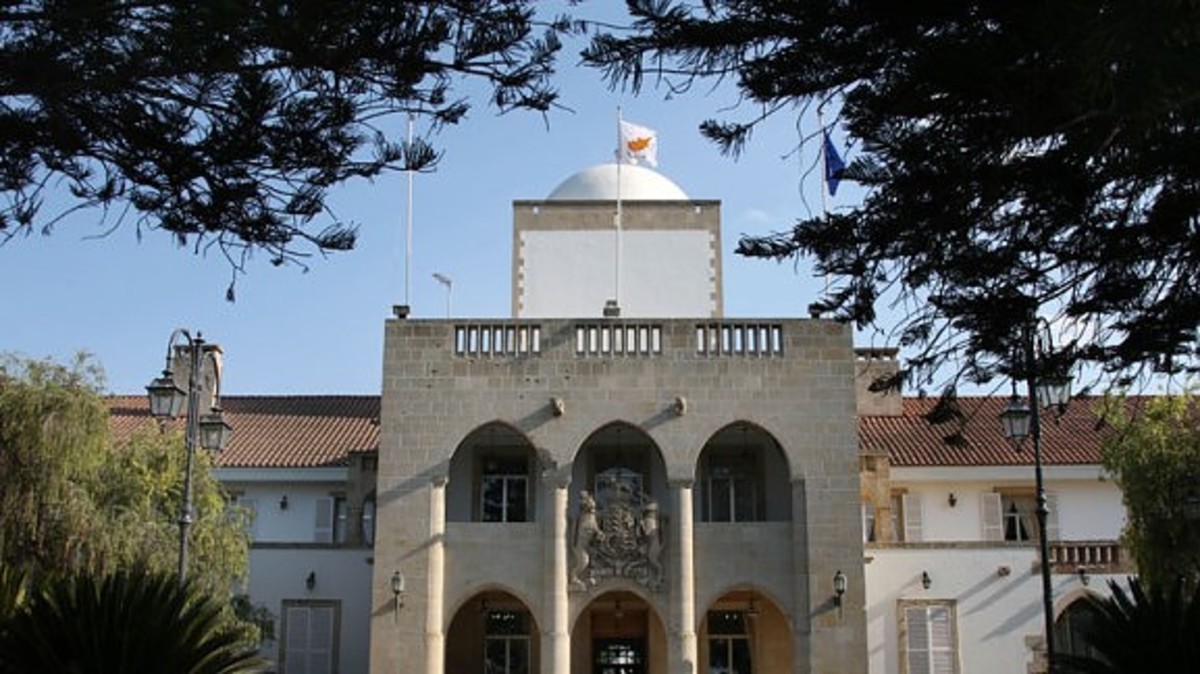 Οργιάζει το παρασκήνιο στο Κυπριακό – Επαφές Νταβούτογλου, Γ.Γ. ΟΗΕ και Βενιζέλου