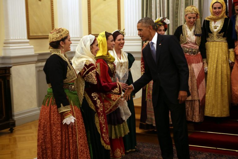 Επίσκεψη Ομπάμα: Ενθουσιασμένος από το Λύκειο Ελληνίδων και την παιδική χορωδία [pics]