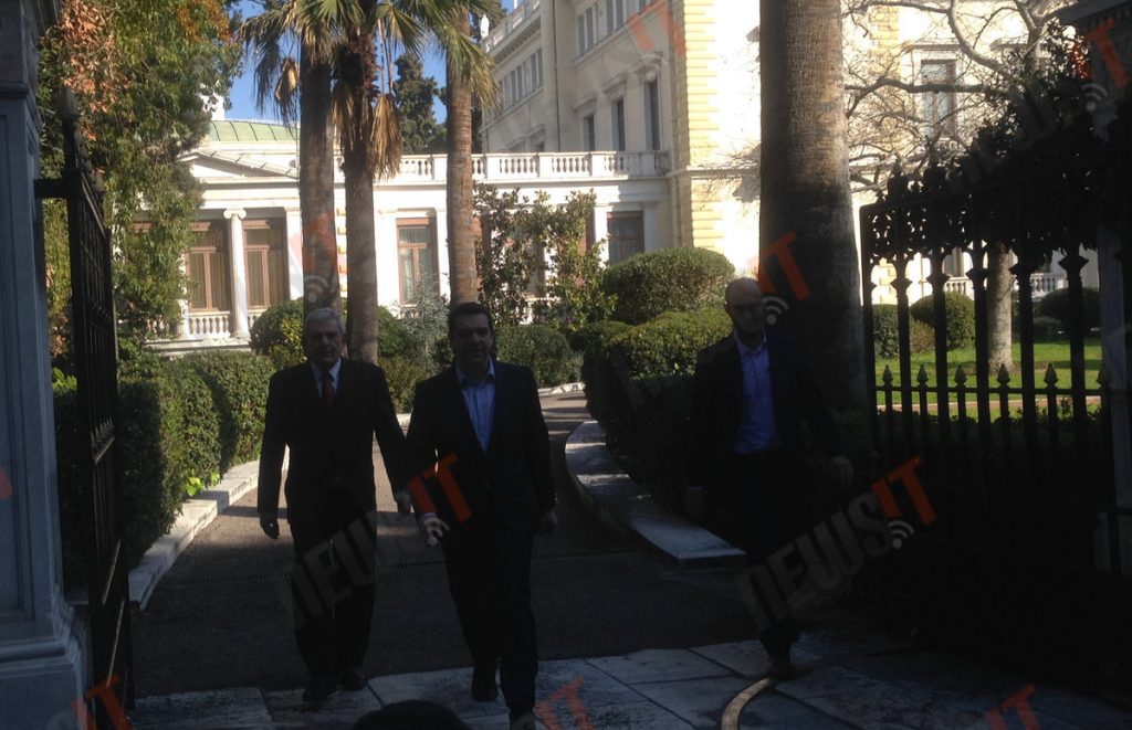 Δυο ώρες στο ίδιο τραπέζι Τσίπρας – Σαμαράς για χάρη του… Παυλόπουλου