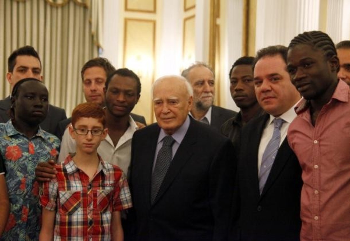 Η συγκινητική συνάντηση του Κάρολου Παπούλια με ανήλικους μετανάστες