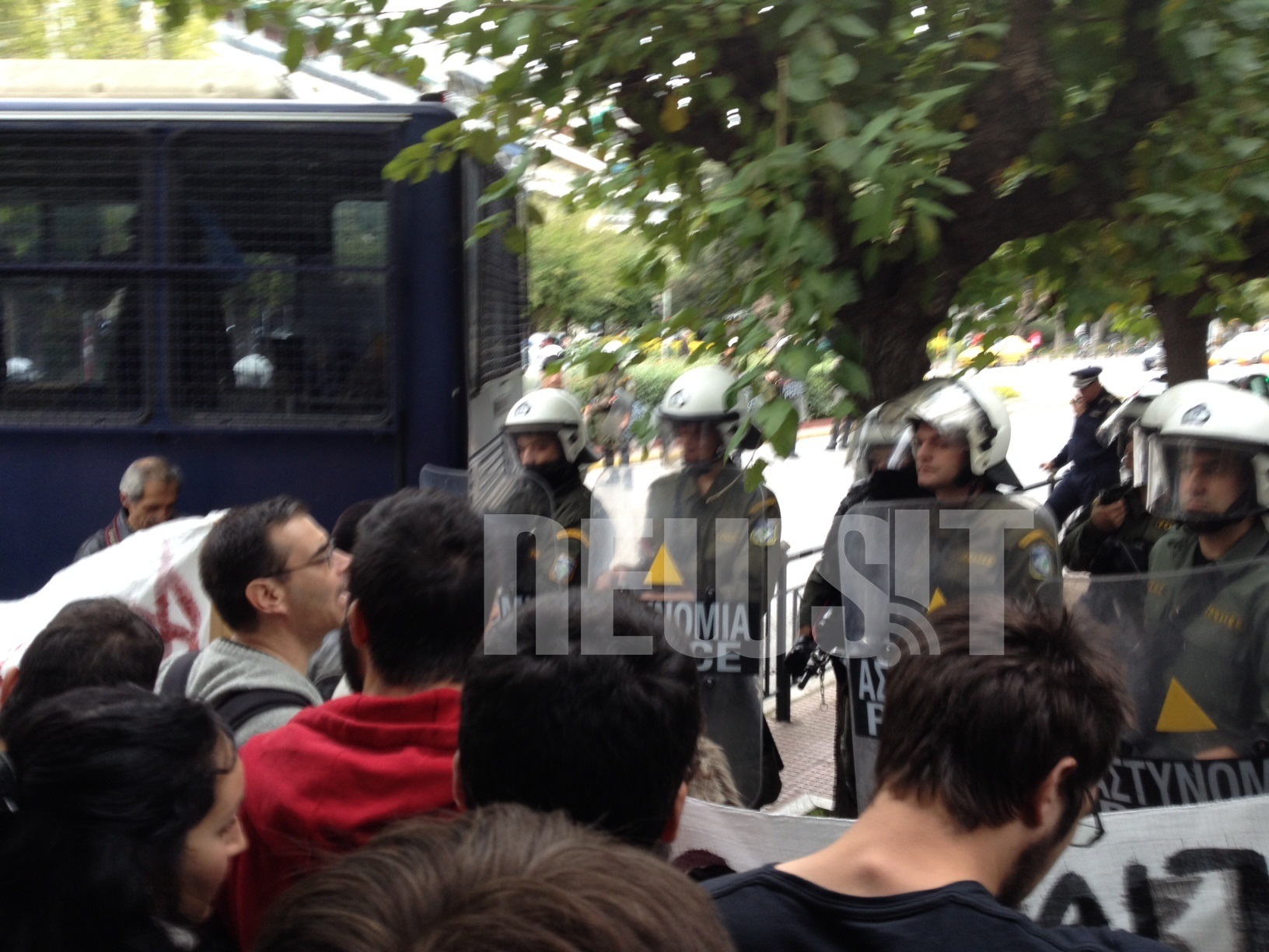 Ένταση στην Ευελπίδων μεταξύ διοικητικών υπαλλήλων και αστυνομίας – ΦΩΤΟ