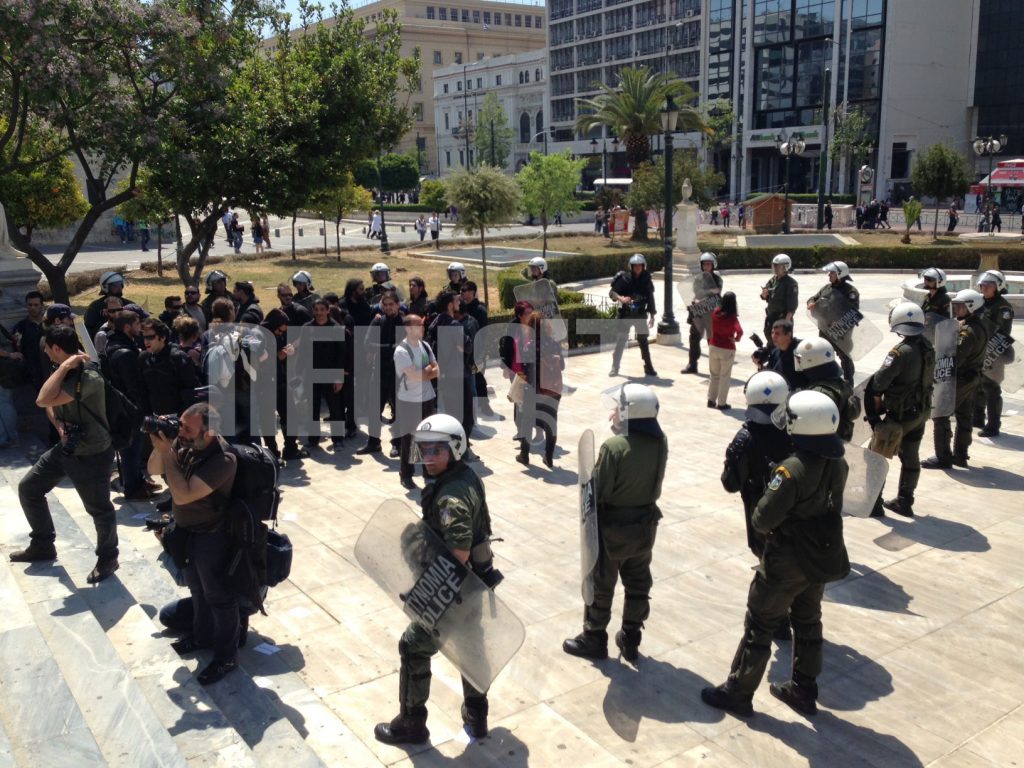 Περικυκλωμένα από ΜΑΤ τα Προπύλαια – Αντιεξουσιαστές κατέβασαν την Ελληνική σημαία από το κτίριο του Πανεπιστημίου