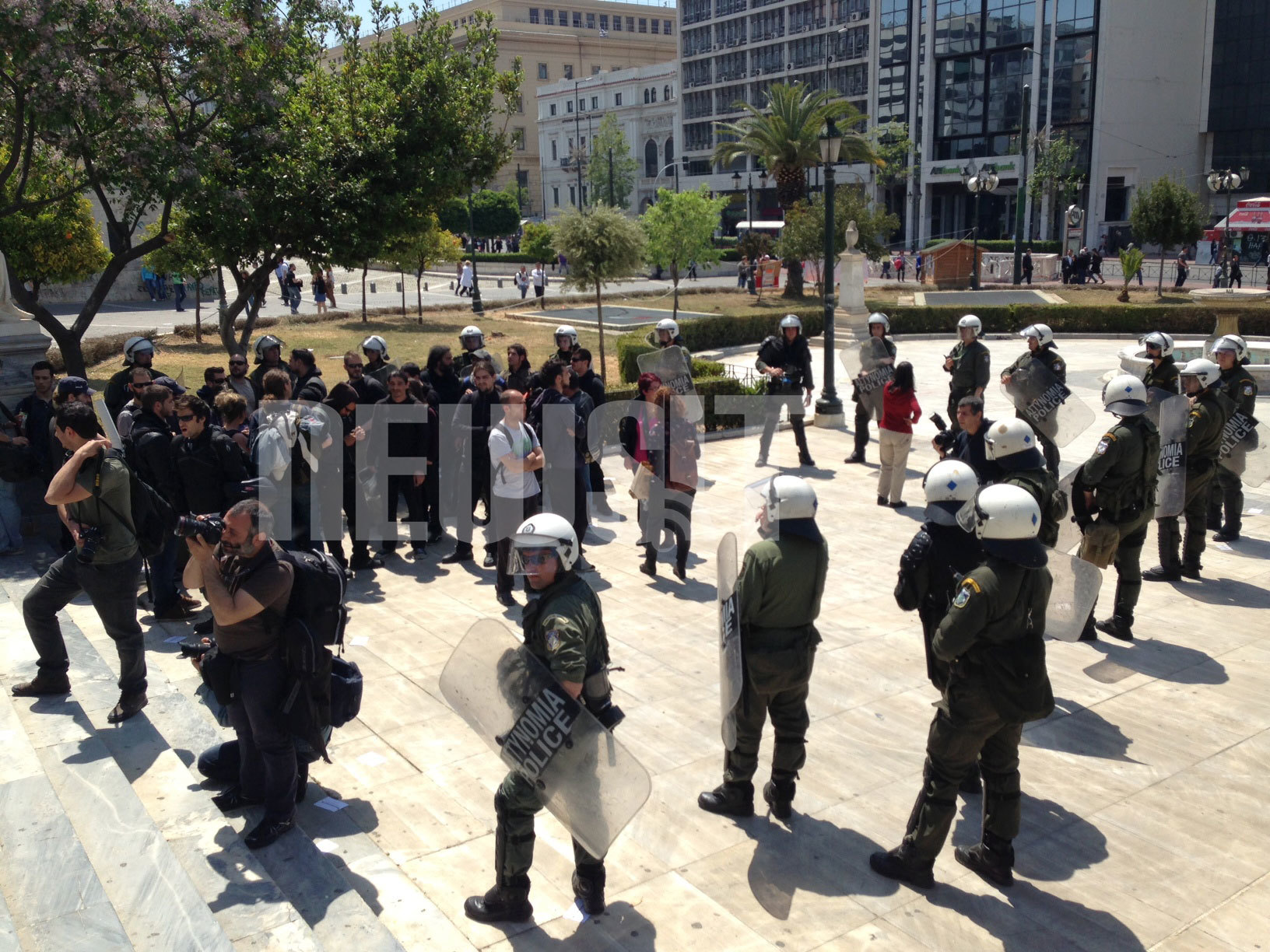 Περικυκλωμένα από ΜΑΤ τα Προπύλαια – Αντιεξουσιαστές κατέβασαν την Ελληνική σημαία από το κτίριο του Πανεπιστημίου