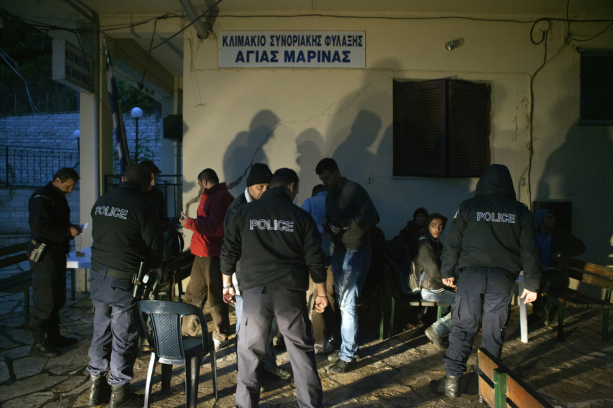 Συνοριοφύλακες περιθάλπουν εξαντλημένους Σύριους που μόλις γύρισαν από την Αλβανία