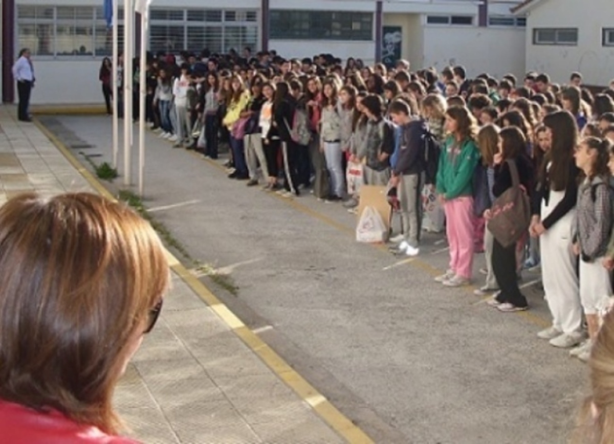 Η νεολαία ΣΥΡΙΖΑ ζητάει την κατάργηση της πρωινής προσευχής!