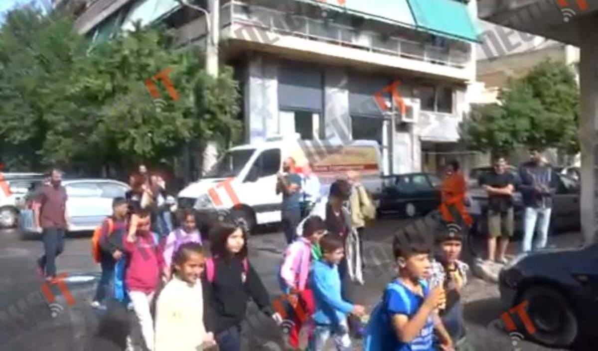 Προσφυγόπουλα πηγαίνουν στο σχολείο