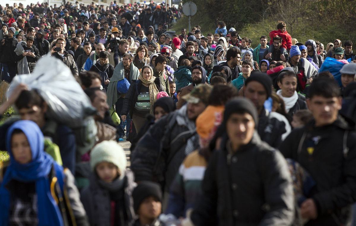 Γερμανία και Αυστρία “μικραίνουν” τα σύνορα για τους πρόσφυγες – Το μήνυμα Ολάντ