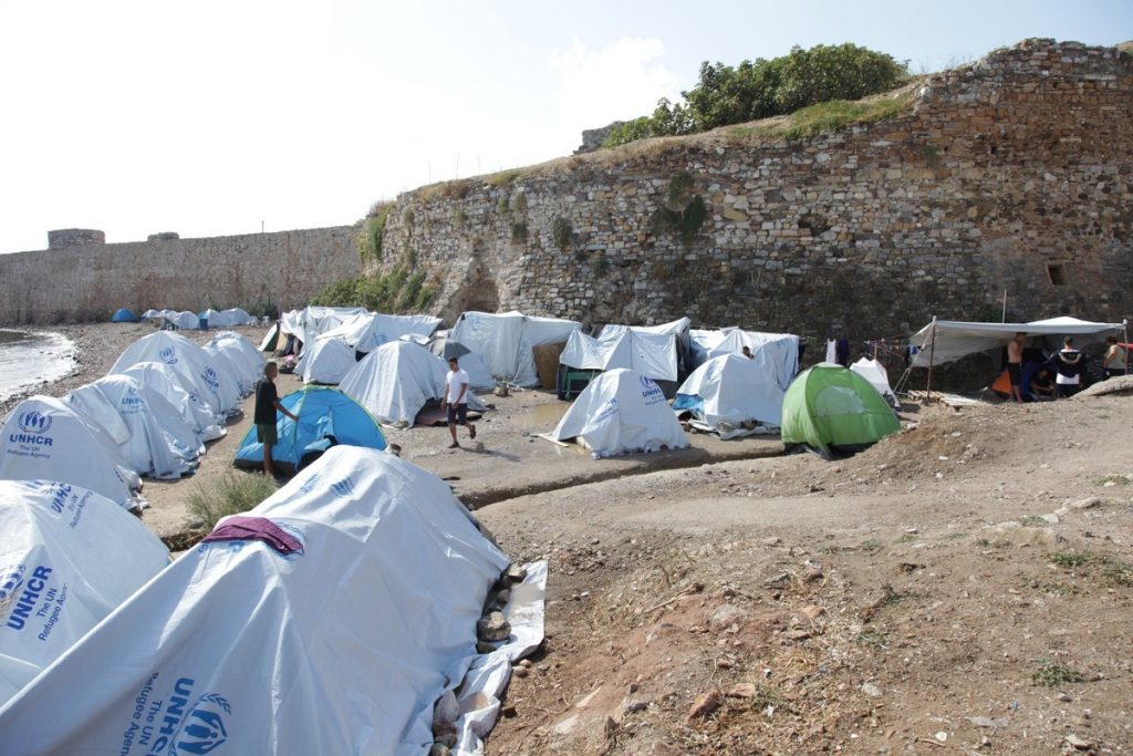 Απίστευτες καταγγελίες! Αφήνουν τους πρόσφυγες να κοιμούνται στη λάσπη για να αποθαρρύνουν νέους μετανάστες