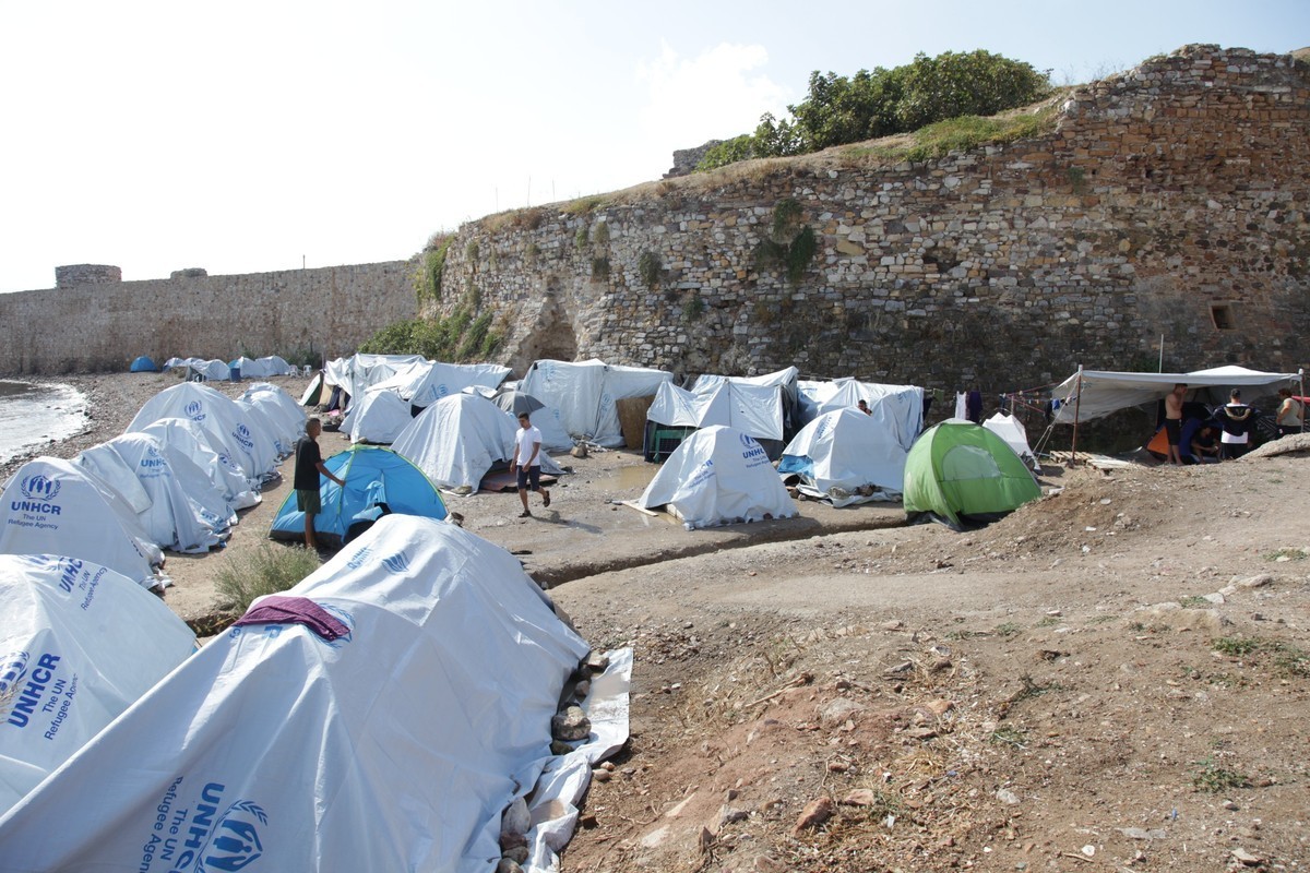 Απίστευτες καταγγελίες! Αφήνουν τους πρόσφυγες να κοιμούνται στη λάσπη για να αποθαρρύνουν νέους μετανάστες