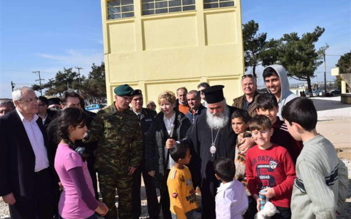 Μητροπολίτης Νεαπόλεως και η Υφ. Μακεδονίας – Θράκης στους πρόσφυγες